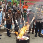 Kegiatan pemusnahan ratusan botol miras.