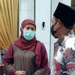 Ra Fadil berdiskusi dengan Gubernur Khofifah, beberapa waktu lalu. (foto: ist)