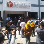 Massa saksi dan pendukung Yasin-Gunawan ngeluruk ke kantor Bawaslu Surabaya. 