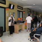 Sosialisasi yang dilakukan petugas dari BPJS Kesehatan kepada pasien di rumah sakit.