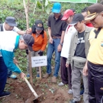 Sekretaris Daerah Pemkot Kediri Budwi Sunu, mewakili Wali Kota Kediri Abdullah Abu Bakar sedang menanam pohon. (foto: MUJI HARJITA/ BANGSAONLINE)