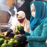 Novita saat menemui para pedagang pasar basah di Trenggalek. (foto: HERMAN/ BANGSAONLINE)