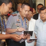 Kapolres Jember AKBP Kusworo Wibowo menunjukkan cara kerja aplikasi Simpel kepada Wapres RI Jusuf Kalla.