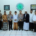 Kapolres Gresik AKBP Adhitya Panji saat sowan ke jajaran pengurus MUI. Foto: SYUHUD/ BANGSAONLINE.com