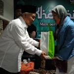 Prof. Dr. KH. Asep Saifuddin Chalim, M.Ag., saat memberikan tali asih kepada Jeanette, Ketua DPW Nasdem Jatim, di Guest House Kampus Institut KH Abdul Chalim Pacet Mojokerto Jawa Timur, Rabu (20/5/2020). foto: MMA/ bangsaonline.com