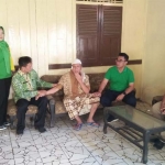 Camat Montong, Suwono (tiga dari kiri), saat mengunjungi Ali Masyur.