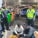 Polda Jawa Timur (Jatim) dan Badan Narkotika Nasional Provinsi (BNNP) Jatim menggagalkan pengiriman sabu seberat 7 kg dari Malaysia, Sabtu (10/5/2025). Foto: Dok. Humas Polda Jatim.