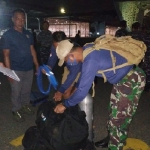 Prajurit Komando Pasukan Katak (Kopaska) dan Penyelam Dislambair saat tiba di Kabupaten Tanah Laut, Kalimantan Selatan,  untuk membantu proses evakuasi korban banjir.