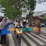 Kegiatan berbai berbagi takjil yang dilakukan BEM UPDN Bersama UKM dan Ormawa. Foto: Rafli Fajri Julianto/BANGSAONLINE