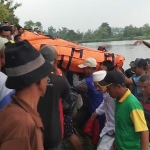 Korban dievakuasi usai ditemukan dalam kondisi tewas. foto: SYUHUD/ BANGSAONLINE