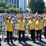 Jajaran Direksi PG bersama ribuan  abang becak usai acara Berbagi Kebahagiaan Bersama Abang Becak. foto: ist