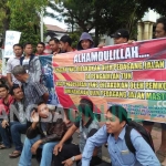 Puluhan eks PKL Mastrip membentangkan spanduk di depan kantor DPRD Kota Blitar. foto: AKINA/ BANGSAONLINE