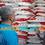 Wali Kota Madiun, Maidi, saat sidak bahan pokok. Foto: HENDRO SUHARTONO/BANGSAONLINE