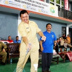 Wabup Pungkasiadi ketika melakukan pukulan servis sebagai tanda dibukanya turnamen Wabup Cup 2019. 