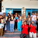 Pelaku UKM Opak Jepit bersama tim UAB Surabaya menunjukkan produk. (Ist)
