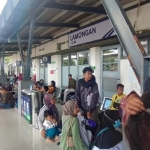 Suasana penumpang di peron Stasiun Lamongan