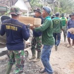 Satgas TMMD bersama warga saat menggarap rabat jalan desa di Dusun Sumbersih, Desa Kedungsalam, Kec. Donomulyo, Kab. Malang.