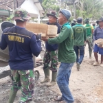 Satgas TMMD bersama warga saat menggarap rabat jalan desa di Dusun Sumbersih, Desa Kedungsalam, Kec. Donomulyo, Kab. Malang.