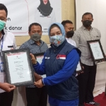 Wali Kota Mojokerto Ika Puspitasari yang juga sebagai Ketua Umum PMI Kota Mojokerto saat memberikan piagam penghargaan kepada 10 kali pendonor plasma konvalesen.