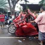 Kondisi mobil Honda Jazz setelah tergencet 2 dump truk. 