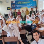 Para pemateri dan siswa SMPN 22 Gresik saat acara BPHN. Foto: SYUHUD/BANGSAONLINE
