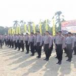 INSPEKSI PASUKAN – Kapolres Ngawi AKBP Suryo Sudarmadi SIK MH saat inspeksi pasukan dalam apel gelar pasukan "Operasi Mantap Praja Soerjo Tahun 2015, di Alun-alun Merdeka, Ngawi, Rabu (26/8). Foto: zainal abidin/BANGSAONLINE