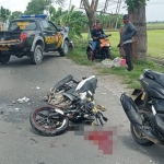 Dua sepeda motor yang terlibat kecelakaan sedang dievakuasi petugas.