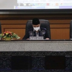 Piminan DPRD Gresik saat rapat evaluasi penggunaan APBD 2021 semester I. foto: SYUHUD/ BANGSAONLINE.com