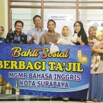 Kepala Dinas Pendidikan Kota Surabaya M. Ikhsan dan Kepala Bidang Dikmenum Darminto saat foto bersama Tim Pembagian Takjil MGMP Bahasa Inggris SMP Kota Surabaya. Foto: YUDI ARIANTO/BANGSAONLINE