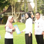 Wali Kota Kediri saat menyerahkan SK Kenaikan Pangkat kepada salah satu ASN. Foto: Ist