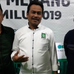 Fandi Akhmad Yani (kiri) dan Moh. Qosim (tengah), keduanya kader PKB yang bakal running pada Pilbup Gresik 2020. foto: SYUHUD/ BANGSAONLINE