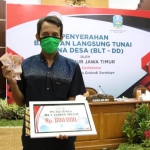 Pembagian BLT-DD dilakukan secara simbolis dan secara virtual dari Gedung Negara Grahadi Surabaya oleh Gubernur Khofifah pada perwakilan 5 orang perwakilan Keluarga Penerima Manfaat (KPM) dari Desa Cangkir, Kecamatan Driyorejo, Kabupaten Gresik. foto: ist/ bangsaonline.com