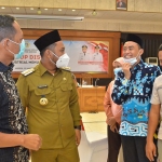 Bupati Gus Yani saat berbincang dengan pimpinan perusahaan usai FGD. (foto: SYUHUD/ BANGSAONLINE)