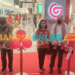 CEO Matahari Departement Store, Terry O’Connor, dan Store Manager Matahari Departement Store Icon Mall Gresik, Yashinta Marta, saat memotong pita sebagai tanda dibukanya Matahari Icon Mall Gresik. Foto: SYUHUD/BANGSAONLINE