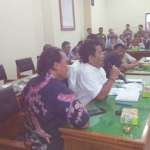 Rapat dengar pendapat antara Warga Dukuh, PT SMN dan dewan di aula DPRD Trenggalek. foto: HERMAN S/BANGSAONLINE