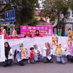 Aksi yang diikuti puluhan aktivis perempuan yang ada di Bumi Wali tersebut dikemas dengan aksi seruan kampanye HAKTP dengan membubuhkan tanda tangan bagi para pengunjung car free day (CFD).