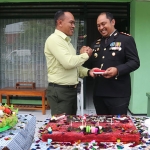 Kapolres Ngawi, AKBP Dwiasi Wiyatputera, saat memberi kejutan dalam rangka memperingati HUT ke-77 TNI bersama Dandim 0805/Ngawi, Letkol Inf Adi Wirawan.