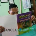 Salah satu buku LKS yang saat ini beredar di SD Jombang. 
foto:  RONY S/ BANGSAONLINE