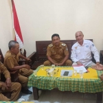 Kuasa hukum pemohon, Subakir dan rekan, ketika berkomunikasi dengan Pemerintah Desa Tegalbang, Kecamatan Palang, Tuban.