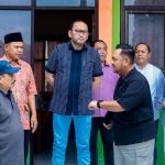 Sekjen Kemensos RI, Robben Rico, bersama Bupati Gresik, Fandi Akhmad Yani, meninjau lokasi calon Sekolah Rakyat di UPT SMP Negeri 30 Gresik. Foto: Ist.