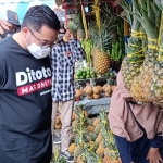 Dhito membeli buah nanas di kampung nanas. foto: MUJI HARJITA/ BANGSAONLINE