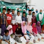 Para pengurus Fatayat NU Kecamatan Pragaan foto bersama anak yatim.