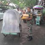 Anggota Koramil antusias bagikan paket nasi dan minuman pada tukang becak.