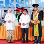 Gubernur Khofifah ketika mendampingi Wakil Presiden RI, KH. Ma’ruf Amin, memberikan orasi ilmiah dalam rangka Dies Natalis ke-37 Universitas Wiraraja, Sumenep.