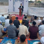 Warga Muhammadiyah di Desa Kedanyang, Kecamatan Kebomas, Kabupaten Gresik saat melakukan Salat Idul Fitri 1444 H. Foto: SYUHUD/ BANGSAONLINE.com