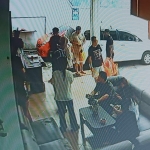 Tangkapan layar CCTV peristiwa penangkapan anak bos RHU di Surabaya