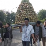 Sejumlah warga saat memikul gundukan ketupat.