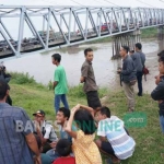 Warga yang penasaran berkerumun di sekitar jembatan Ploso, Kabupaten Jombang. foto: RONY SUHARTOMO/ BANGSAONLINE