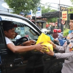 Kapolres Tuban AKBP Oscar Syamsuddin saat membagikan paket takjil kepada pengguna jalan.
