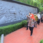 Gubernur Jawa Timur Khofifah Indar Parawansa didampingi sejumlah kepala OPD saat melakukan peninjauan Anjungan Jawa Timur, di Kompleks TMII, Jakarta Timur, Selasa (19/7/22).
